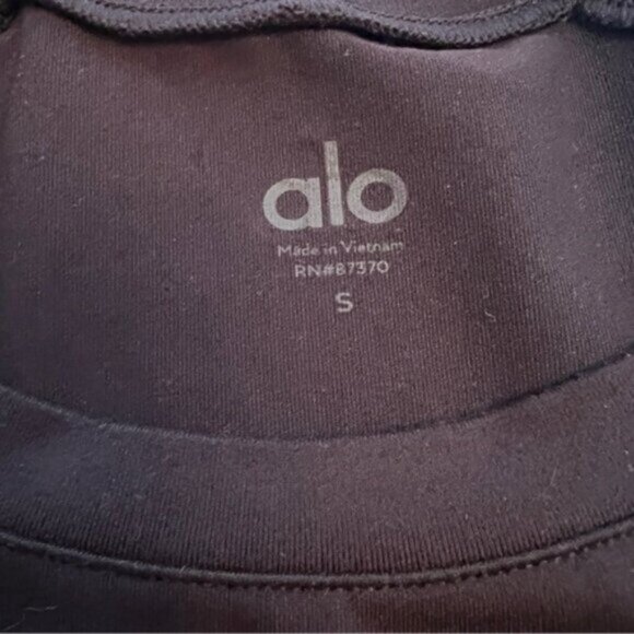 ALO Yoga Highline Fitted Crop Top with Unique Shoulder Design EUC S - Picture 3 of 13